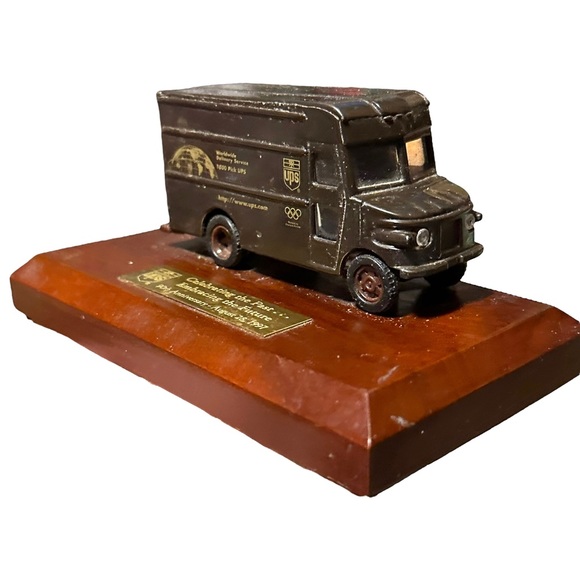 UPS Truck Desk Model on Stand w/Plaque 90th Anniversary 1997 - Picture 9 of 11